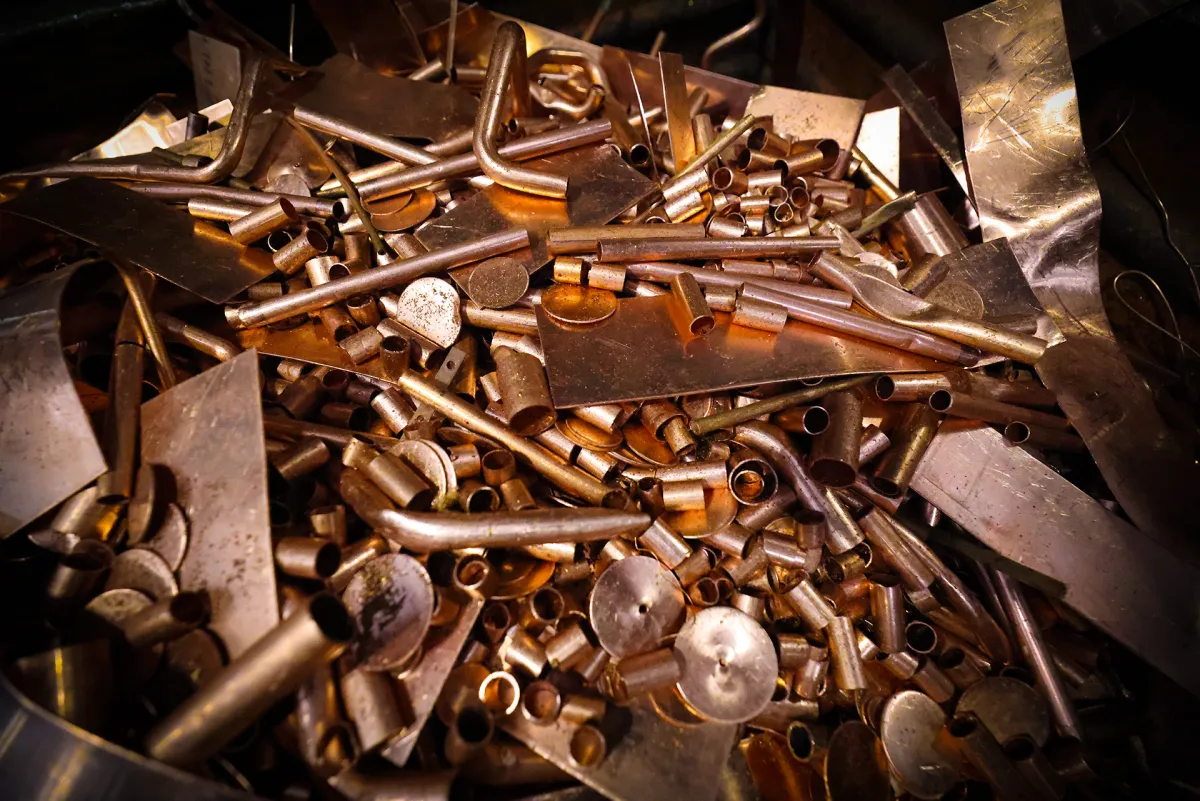 Rottami e trucioli di bronzo e rame pronti per la rifusione nella fonderia BOA