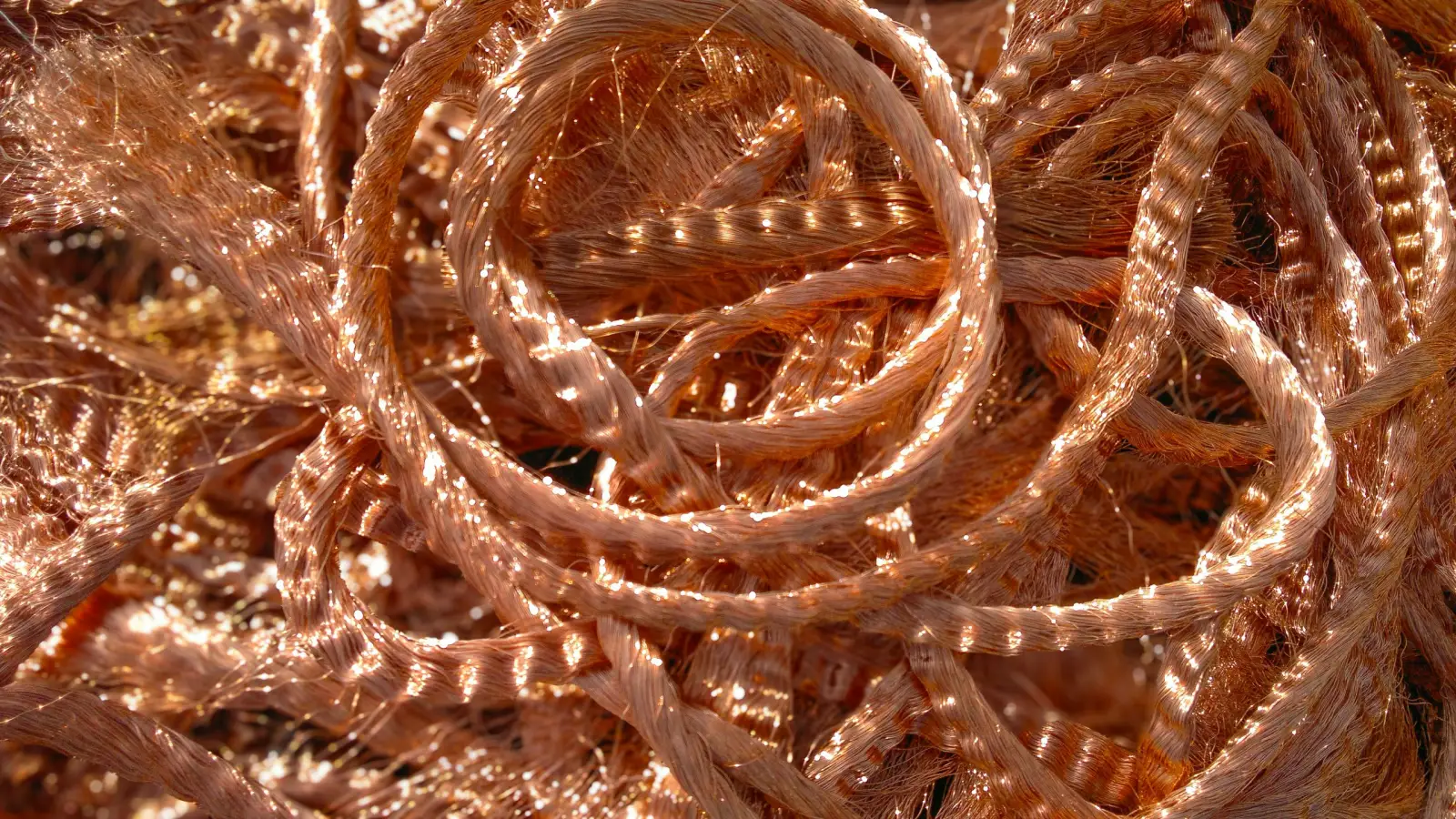 Rottame di rame in macro, materia prima per la rifusione nella fonderia BOA